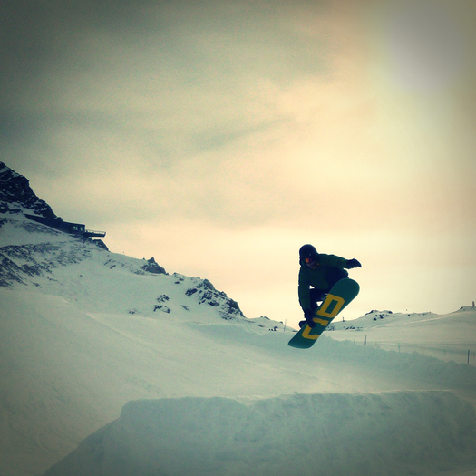 Patrick in Action auf dem Gletscher! Let's do it like Patrick: Schonen wir die Umwelt mit einer Zuganreise, um auch noch in Zukunft auf den Gletscher Snowboarden oder Skifahren zu können