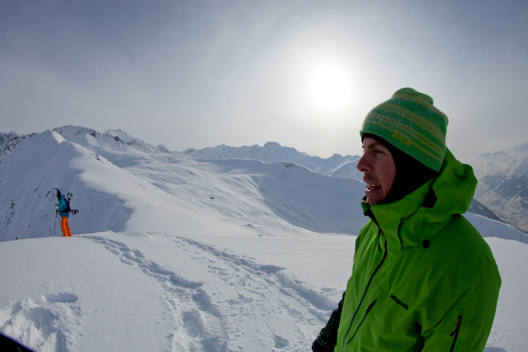 Auch Ride Greener Ambassador Sten Smola schwört auf Patagonias Produkte, die ihn in wiedrigsten Verhältnissen warm halten.