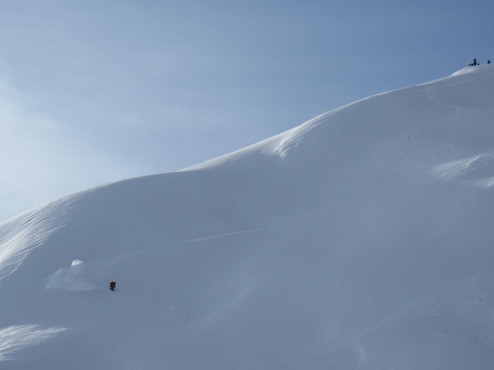 Nahe der Hütte boten sich unzählige Runs an – und der hier war nur der Vorgeschmack auf die noch viel attraktivere Rückseite vom Schafberg.