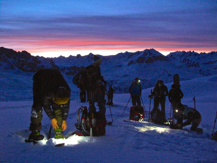 Während uns erst noch Stirnlampen auf den ersten Metern begleiteten, schlich sich langsam das Licht der Sonne im Hintergrund an.